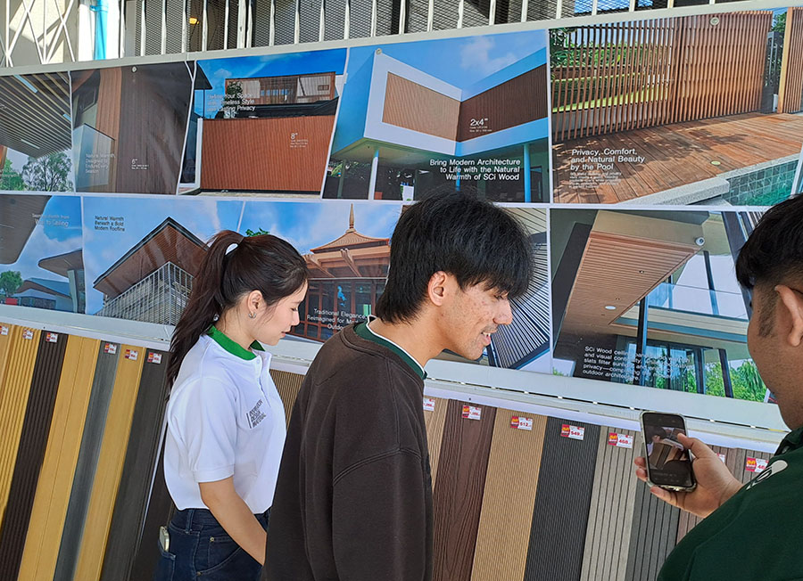 พนักงานแนะนำไม้ระแนง WPC ให้ลูกค้าหน้าโชว์รูม