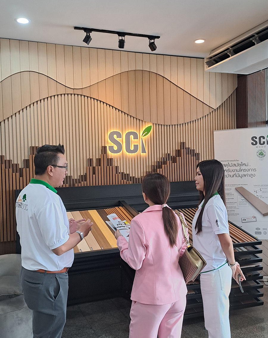 ทีมงานให้คำปรึกษาลูกค้าหน้าชั้นตัวอย่างไม้ SCi Wood