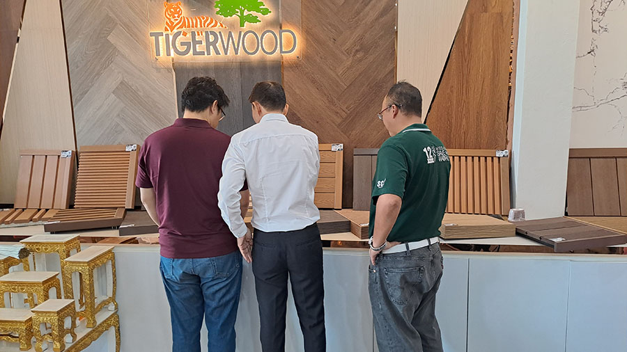 ลูกค้าดูตัวอย่างไม้ระแนงและไม้ผนังที่โซน TIGERWOOD