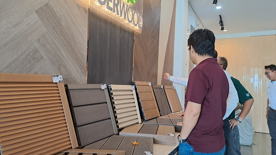 ชั้นตัวอย่างไม้ผนังและไม้ระแนงโซน TIGERWOOD