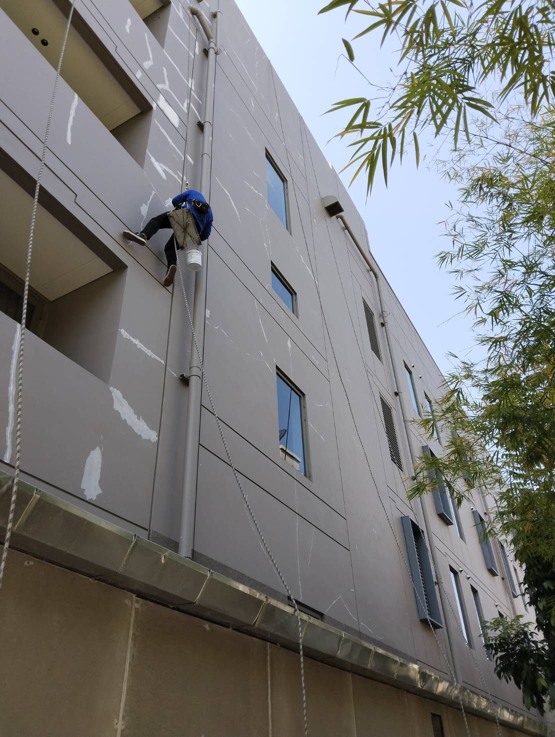 ผนังภายนอกโรงแรม Travelodge เชียงใหม่ แสดงแนวรอยร้าวที่อุดซ่อมแล้วจำนวนมาก
